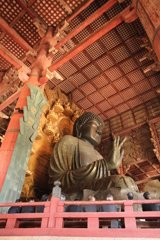 盧遮那仏の前におじさんがいっぱい