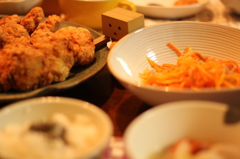 チキンナゲットとにんじんのツナサラダのばんごはん