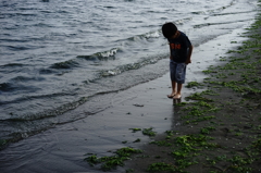 裸足で海辺散歩