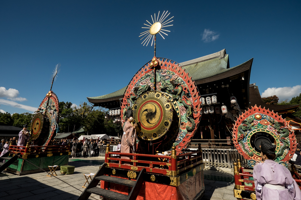 厳かに奏でる