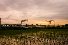 雨雲の合間に暮れる