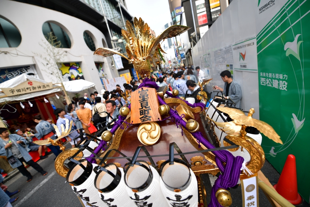 神輿と工事現場と