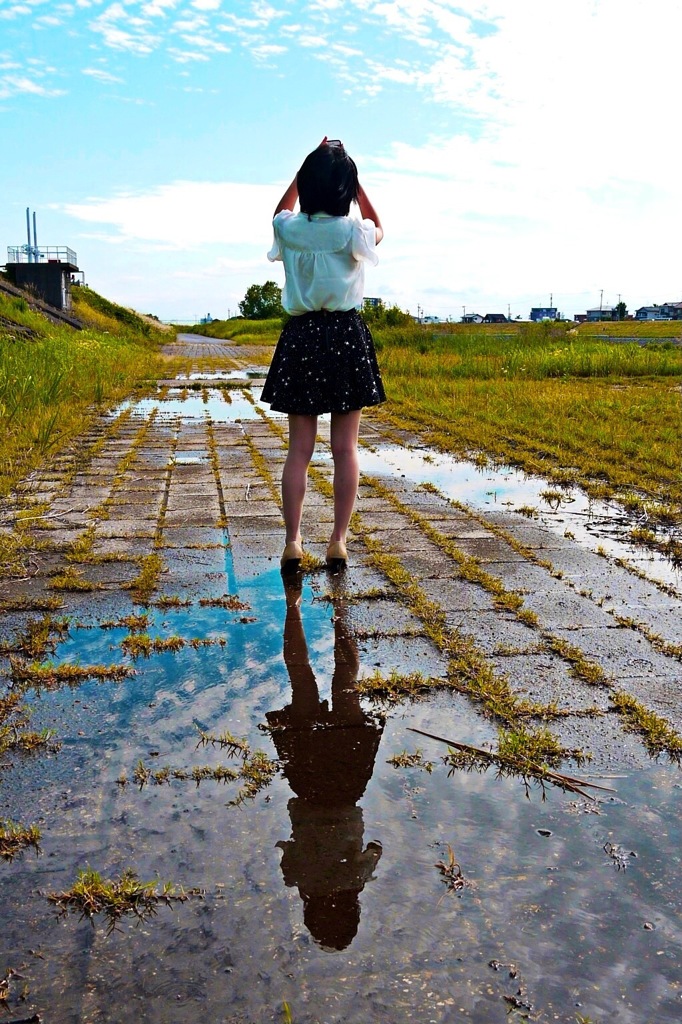 空 の 写真 を 撮る 女 空 の 写真 を 撮る 女