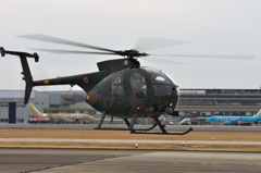 ヘリ帰投　OH-6D カイユース
