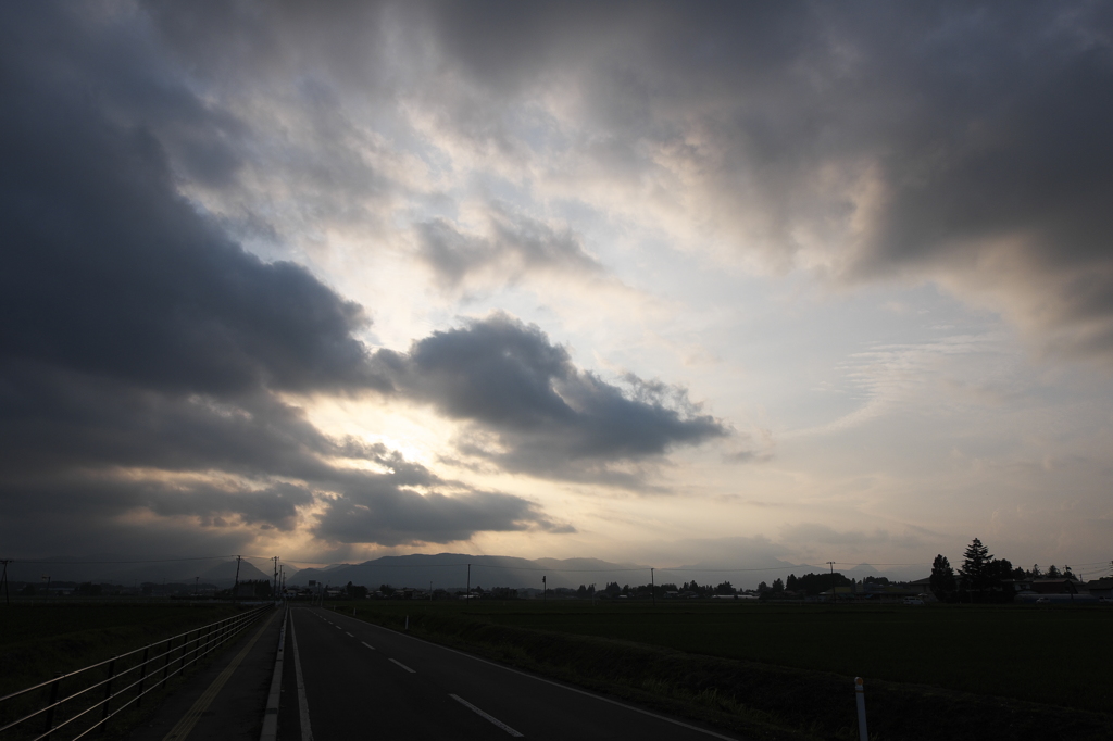 侵略　（光芒と黒雲）