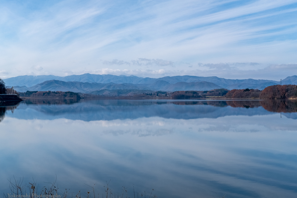 御所湖の水鏡