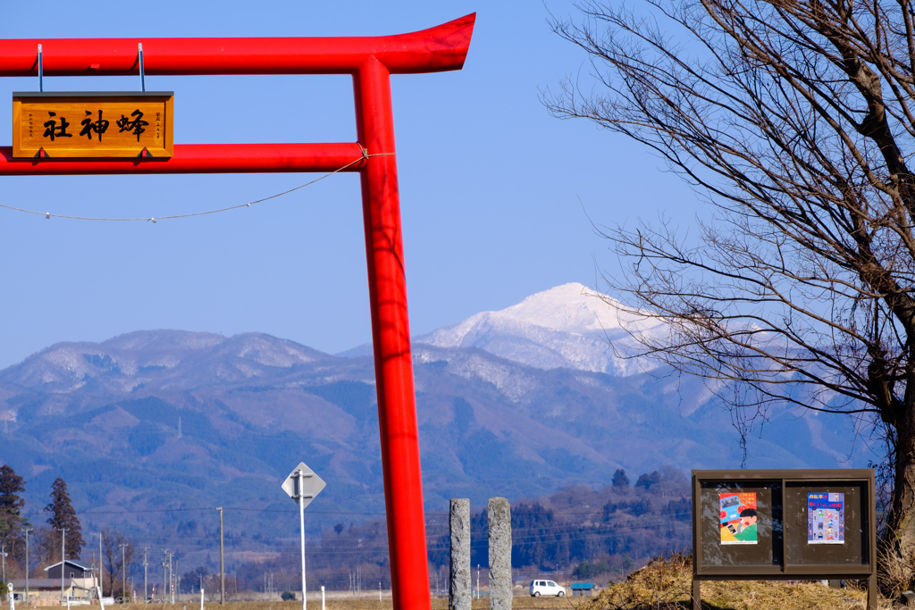 鳥居と早池峰山