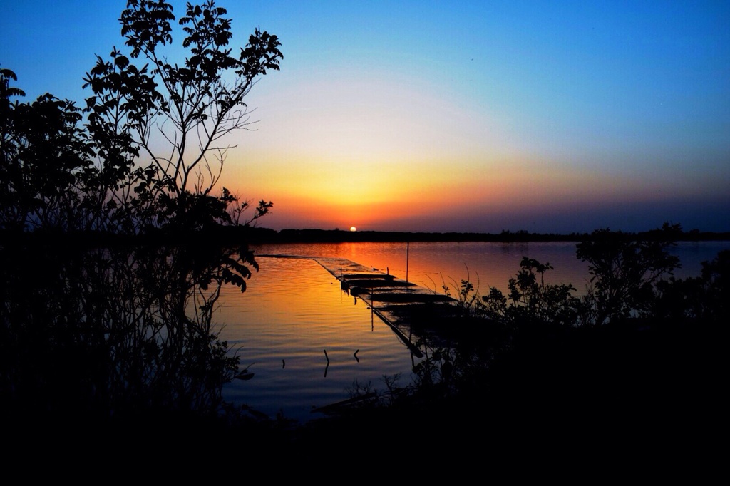 八郎湖に沈む夕日