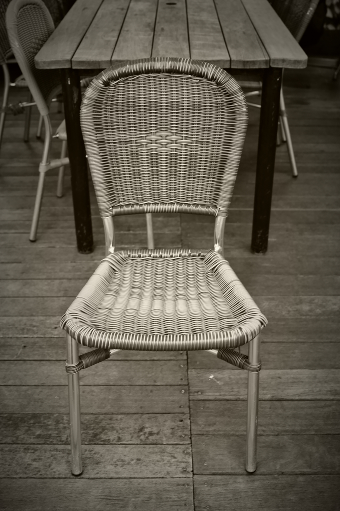 水辺のカフェの椅子