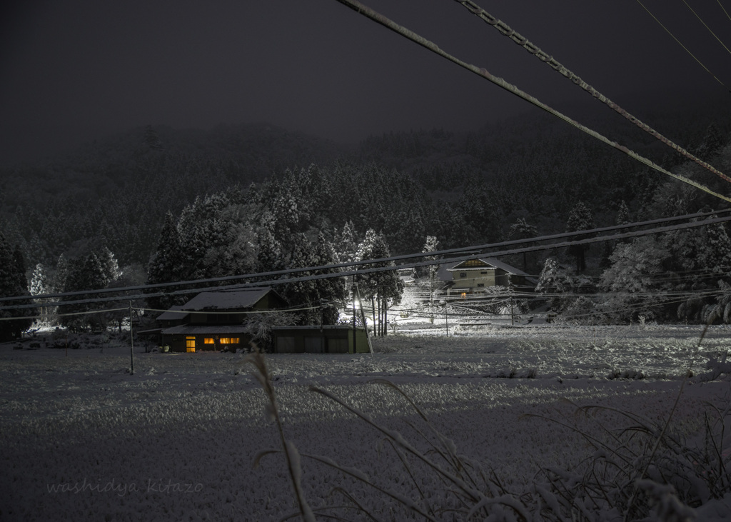 雪の山村