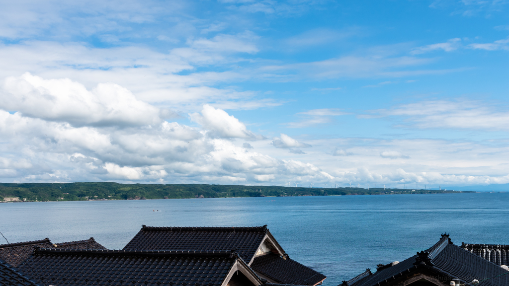 黒屋根と空と海