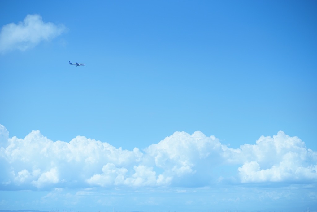 青い空、白い雲、そして飛行機