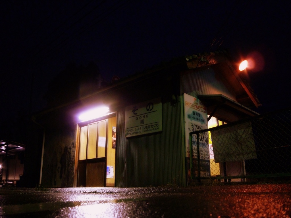 雨の小駅