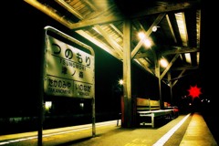 夜の小駅
