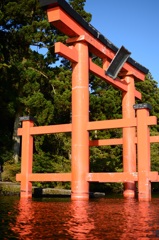 箱根神社鳥居を芦ノ湖から