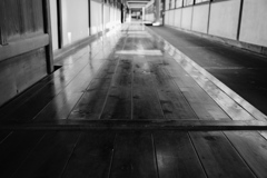 黒光りする廊下