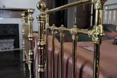 ベッドフレームがキラリ