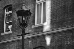 街灯とレンガ壁