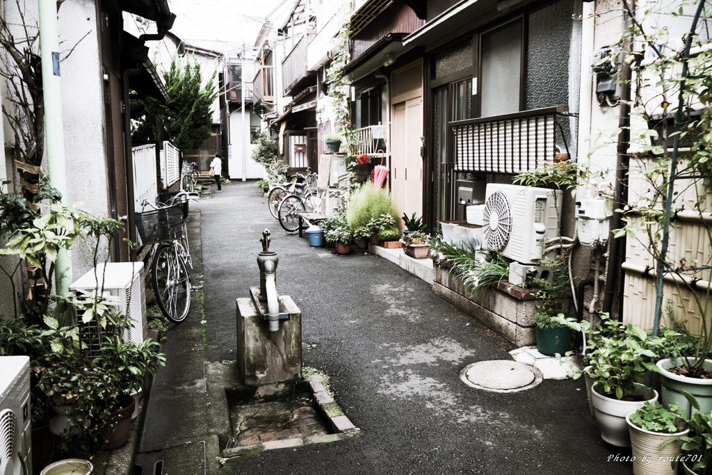 井戸のある路地道