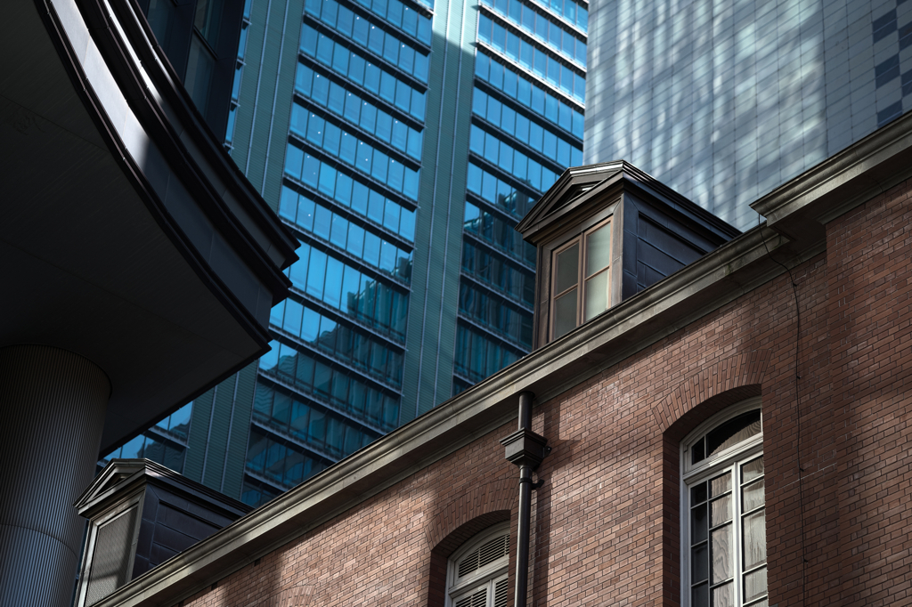 巨大ビル間の煉瓦の美術館