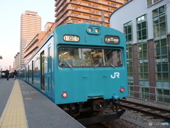 スカイブルー／103系通勤電車