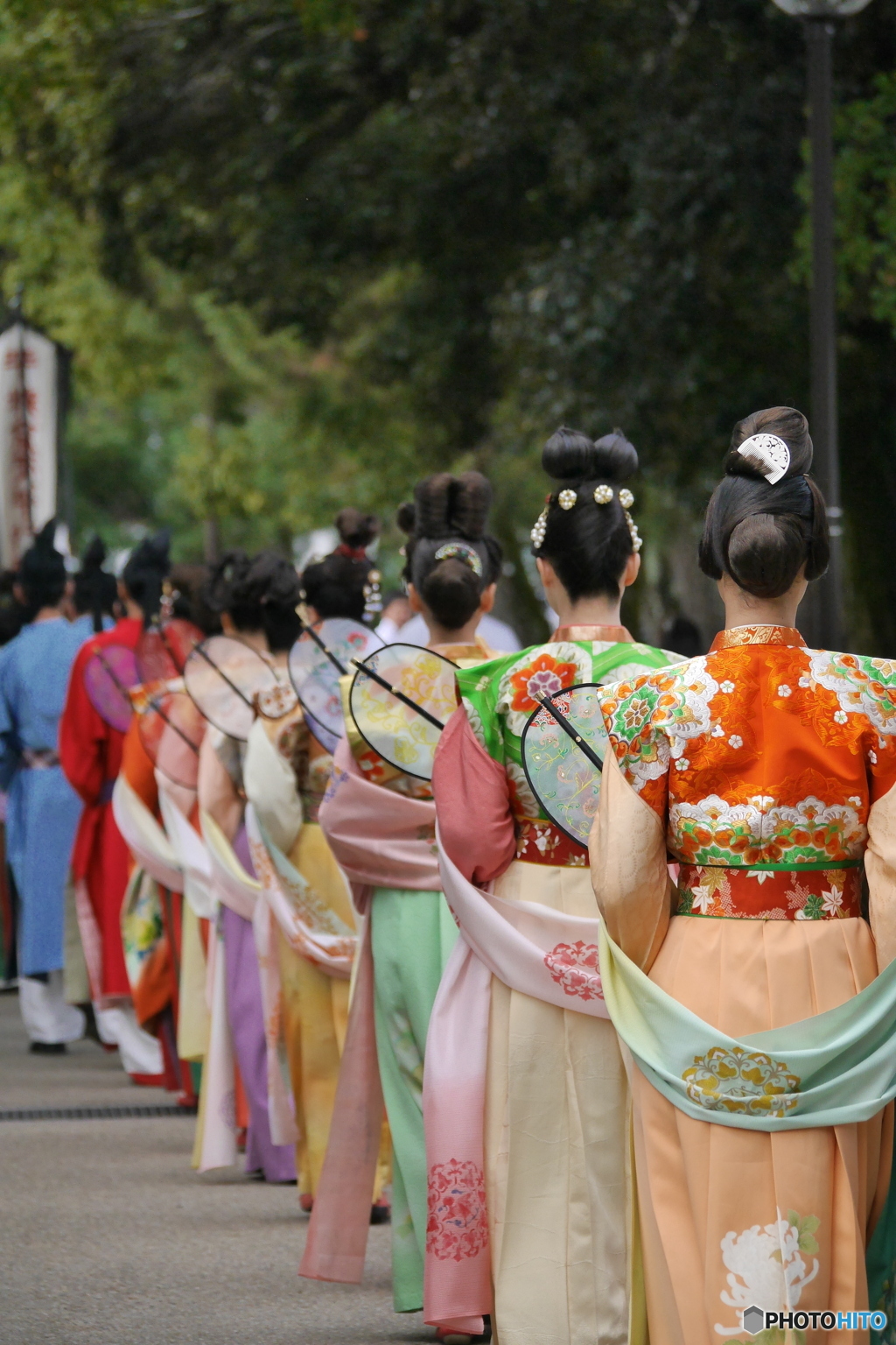 天平美人後ろ姿