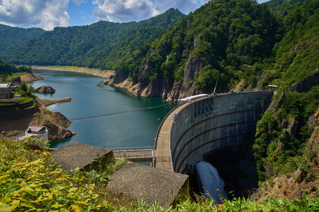 豊平峡ダム、放水中
