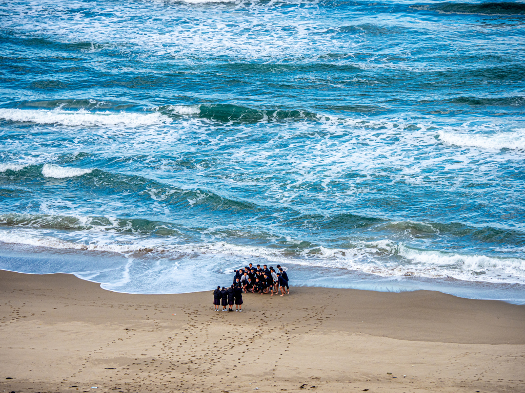 青春の砂丘：海辺の記念写真