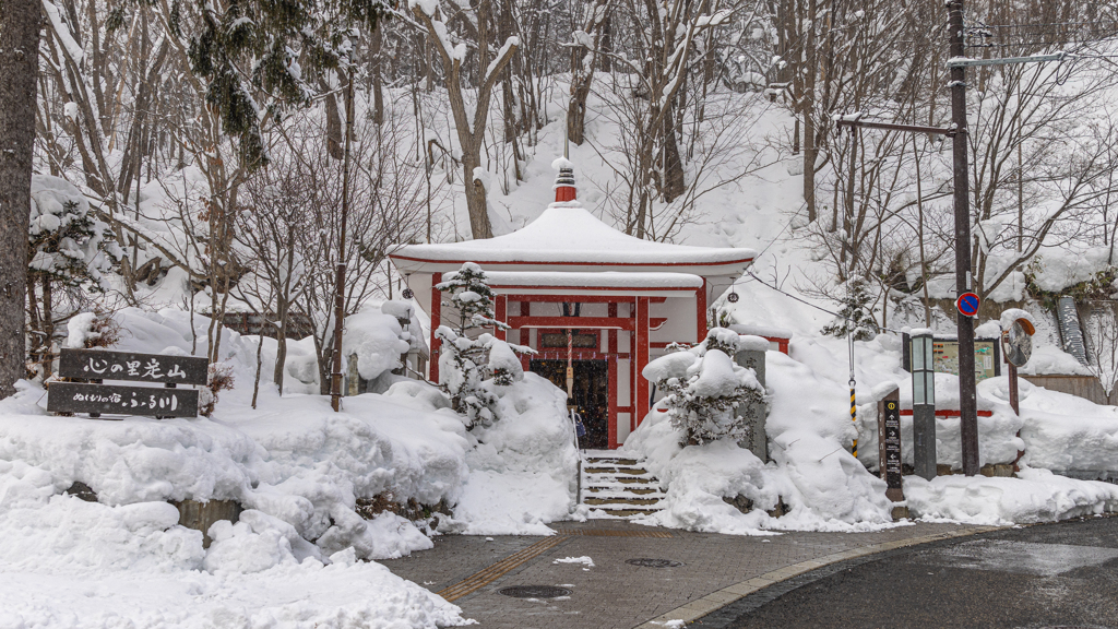 雪に埋もれた定山渓岩戸観音堂