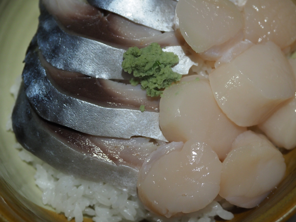 シメサバ／ホタテ海鮮丼
