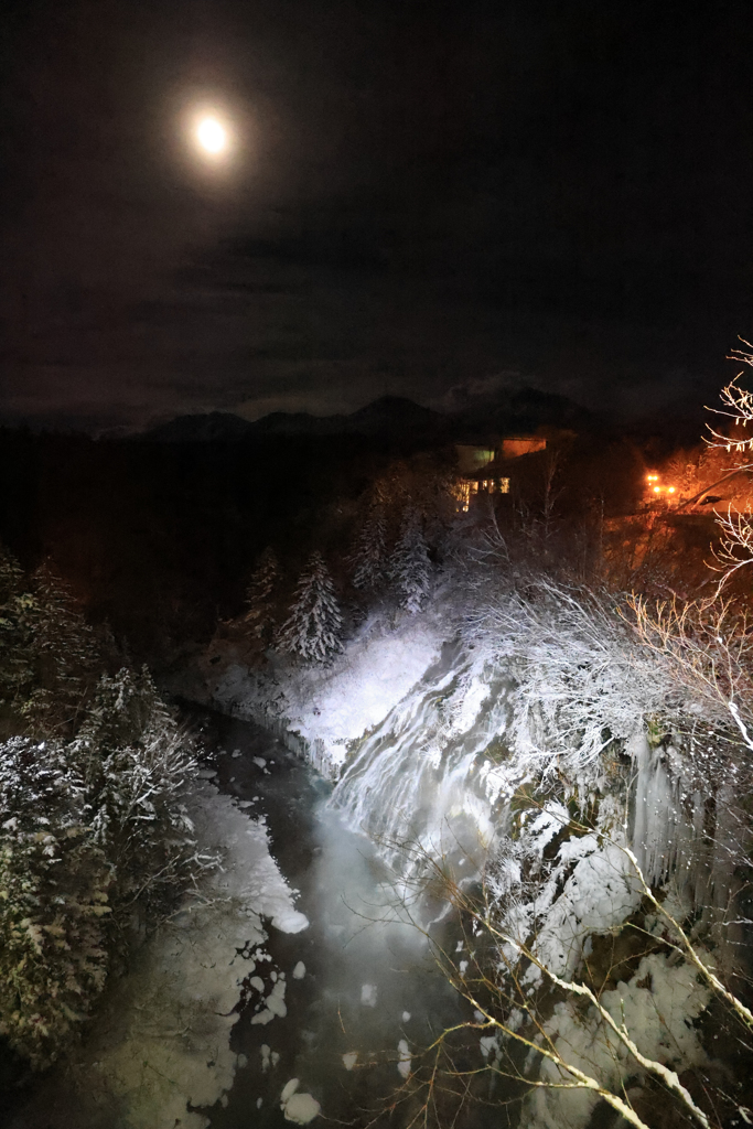 月と白ひげの滝