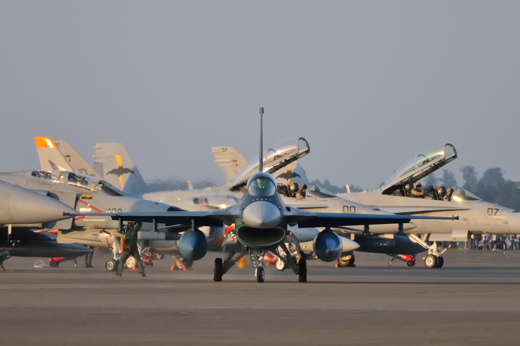 百里基地　航空祭　帰投するＦ２