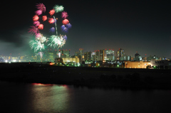 大田区平和都市宣言記念事業「花火の祭典」　川崎の街を背景に