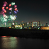 大田区平和都市宣言記念事業「花火の祭典」　川崎の街を背景に
