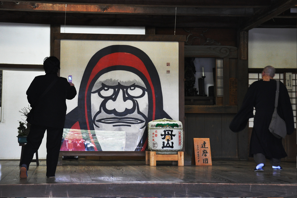 天龍寺の達磨図を撮る人