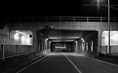 深夜の高架下