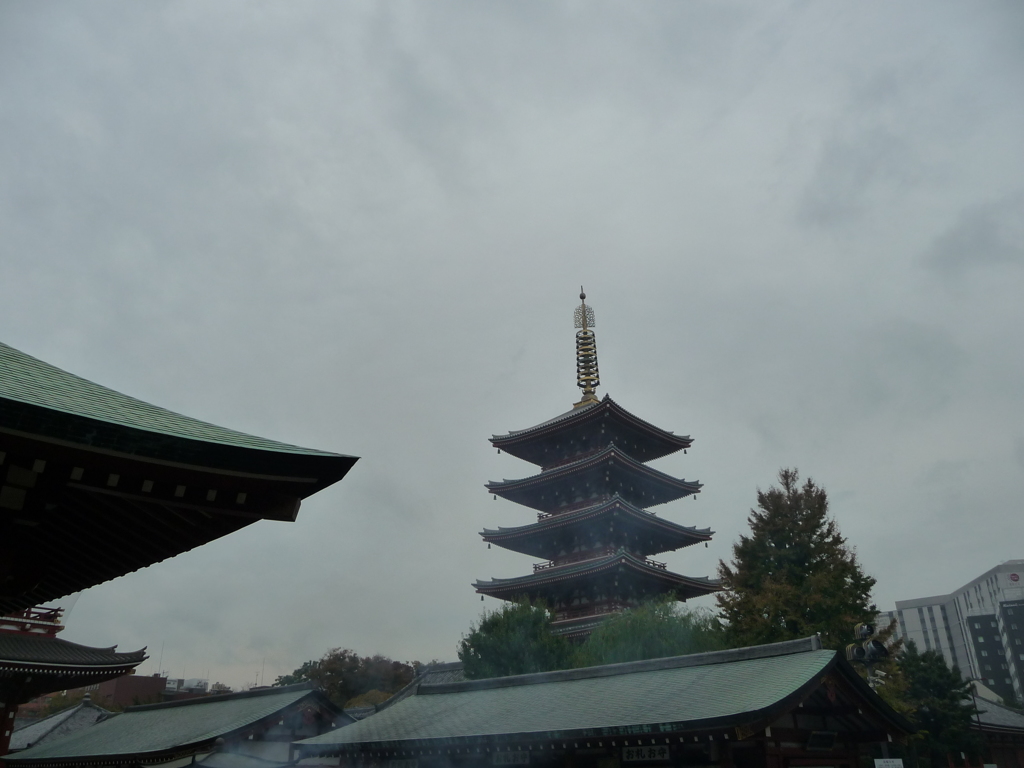 線香の煙越しの五重塔