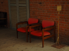 古びた赤い椅子
