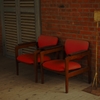 古びた赤い椅子