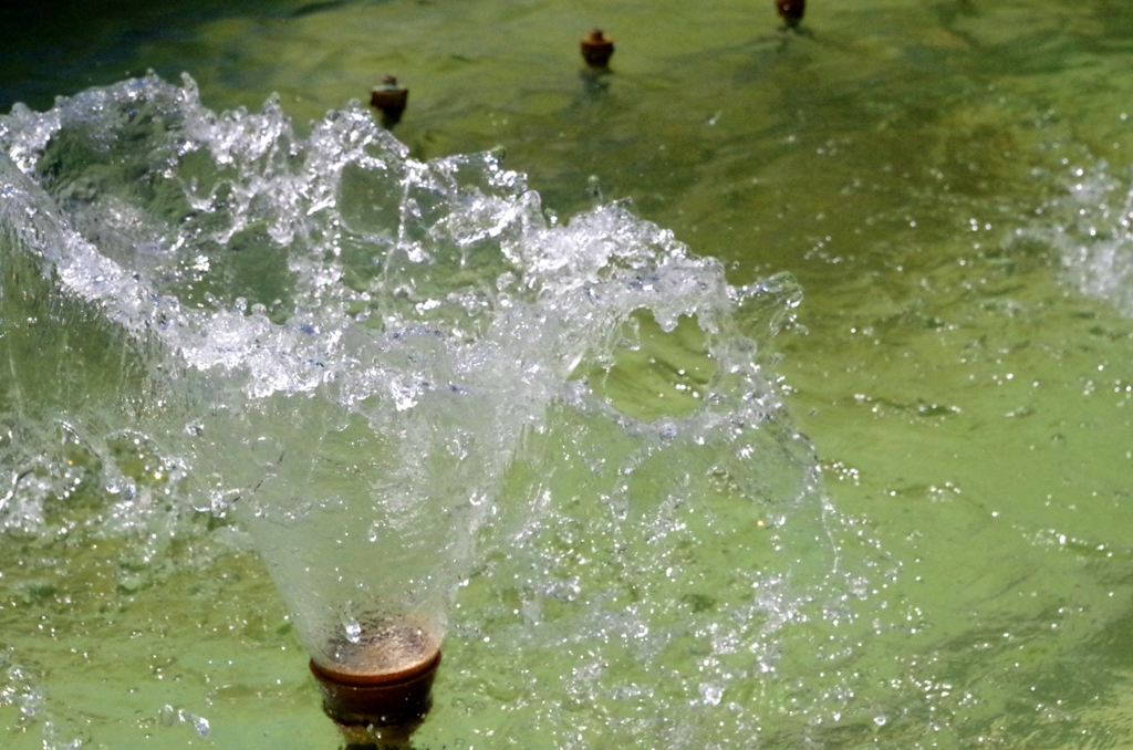 ガラスの器のような噴水２