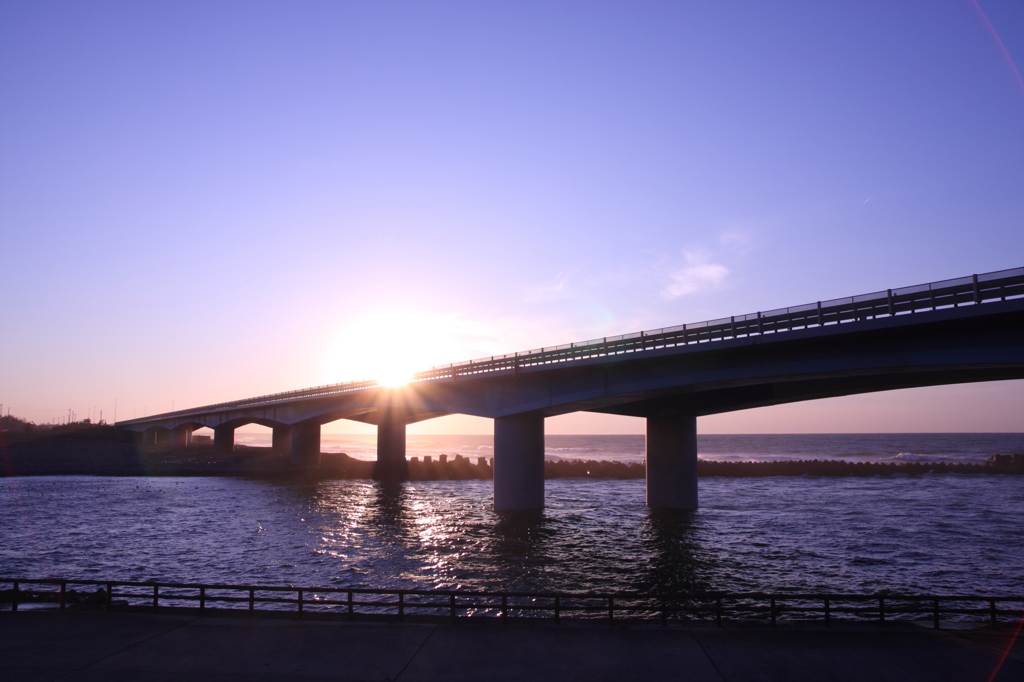 北陸自動車道と夕陽