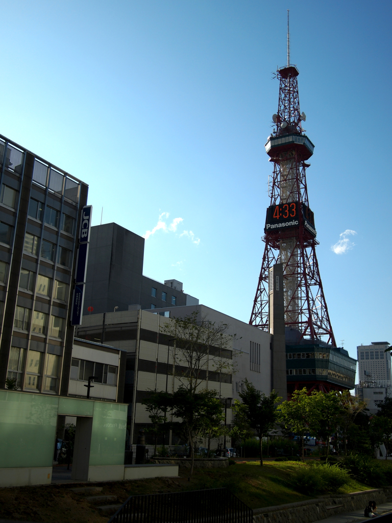 時間帯のせいでテレビ塔が陰る。