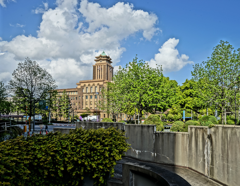 名古屋市役所と青空