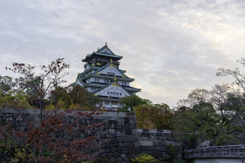 大阪城と紅葉と