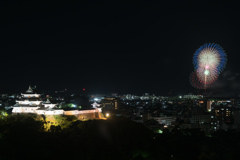 お城と花火