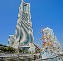 横浜ランドマークタワーと帆船