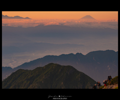 富士山を背に