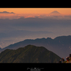 富士山を背に