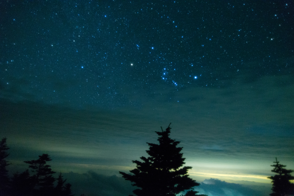 下界からは曇り、天界では星空