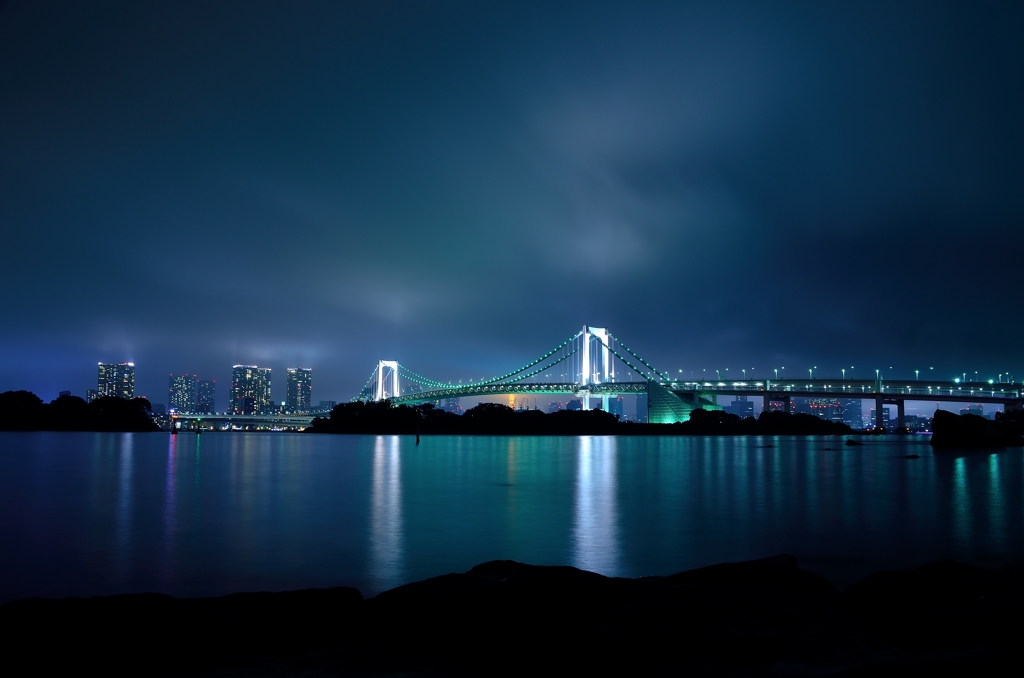 雲に覆われた都会